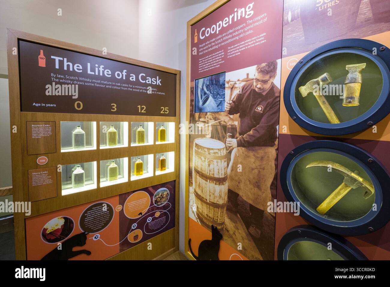 Mostre grafiche in mostra durante il tour allo Scotch Whisky Experience, Edimburgo, Scozia, Regno Unito Foto Stock