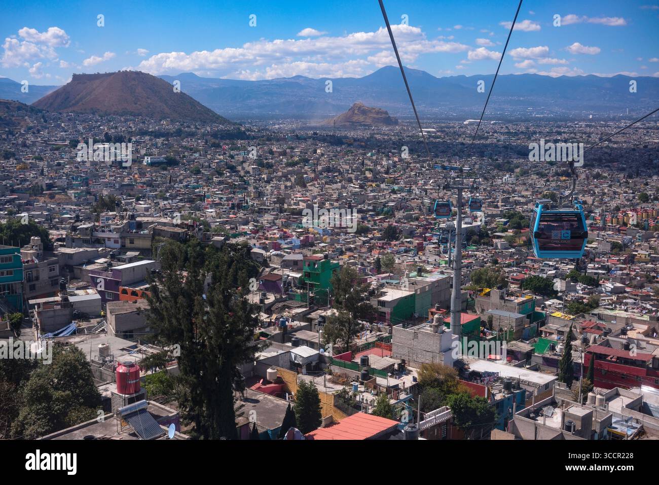Città del Messico, Messico - 30 gennaio 2025: Vista aerea del quartiere di Iztapalapa dal Cablebus di città del Messico, Messico. Foto Stock
