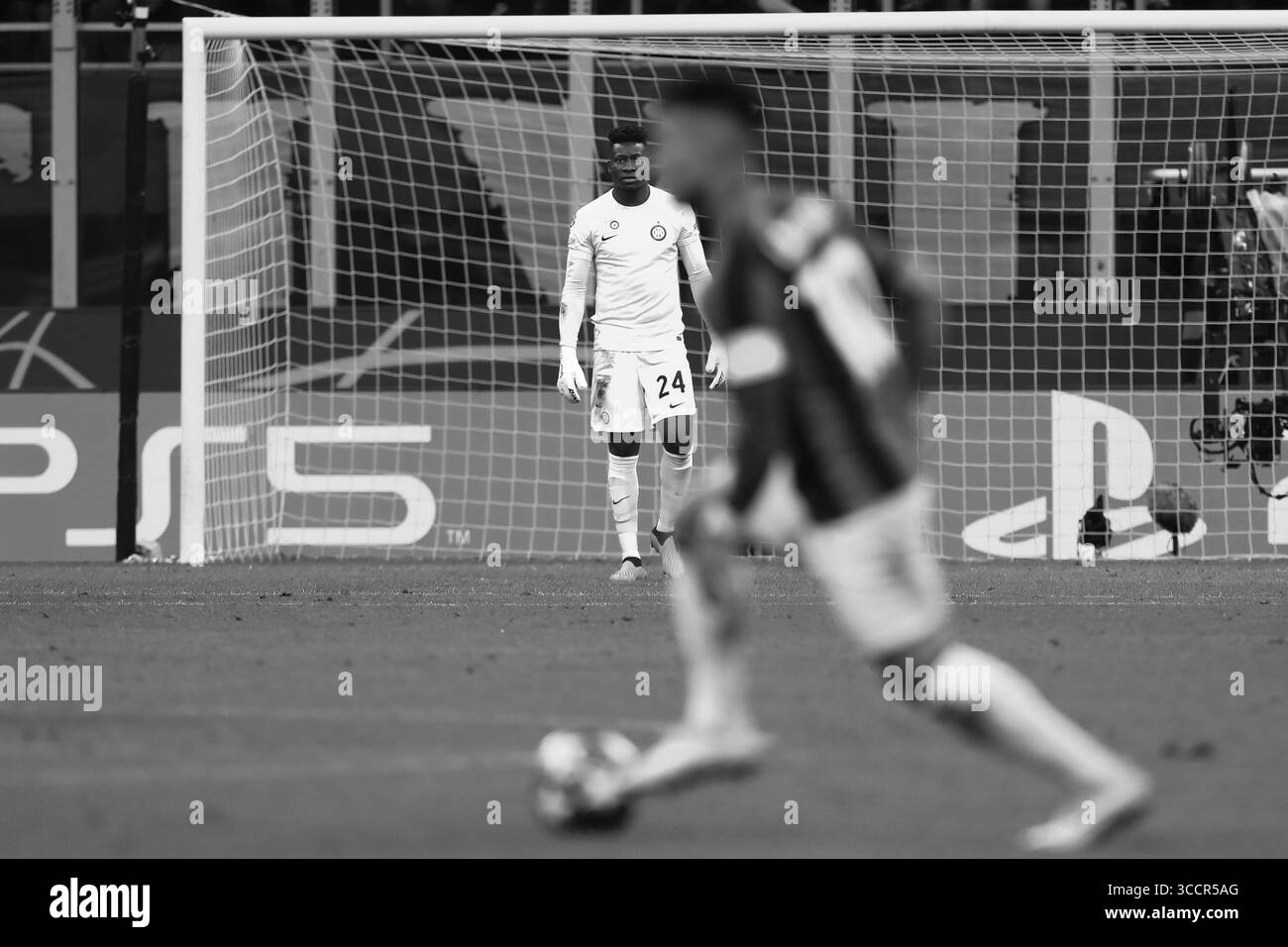 10 maggio 2023, Milano, Lombardia, Italia: ANDRE ONANA #24 dell'Inter durante la semifinale di UEFA Champions League Leg 1 partita tra AC Milan e Inter mercoledì 10 maggio 2023 allo Stadio San Siro, Italia (Credit Image: © Mickael Chavet/ZUMA Press Wire) Foto Stock