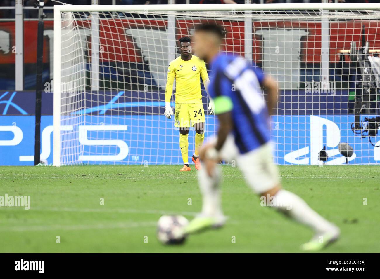 10 maggio 2023, Milano, Lombardia, Italia: ANDRE ONANA #24 dell'Inter durante la semifinale di UEFA Champions League Leg 1 partita tra AC Milan e Inter mercoledì 10 maggio 2023 allo Stadio San Siro, Italia (Credit Image: © Mickael Chavet/ZUMA Press Wire) Foto Stock