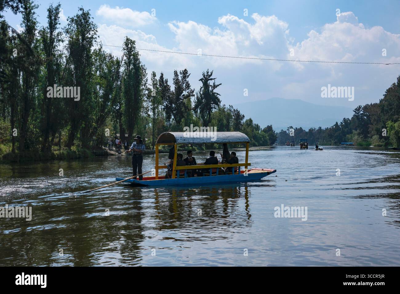 Città del Messico, Messico - 2 febbraio 2025: Barche Trajinera ai canali Xochimilco a città del Messico, Messico. Foto Stock