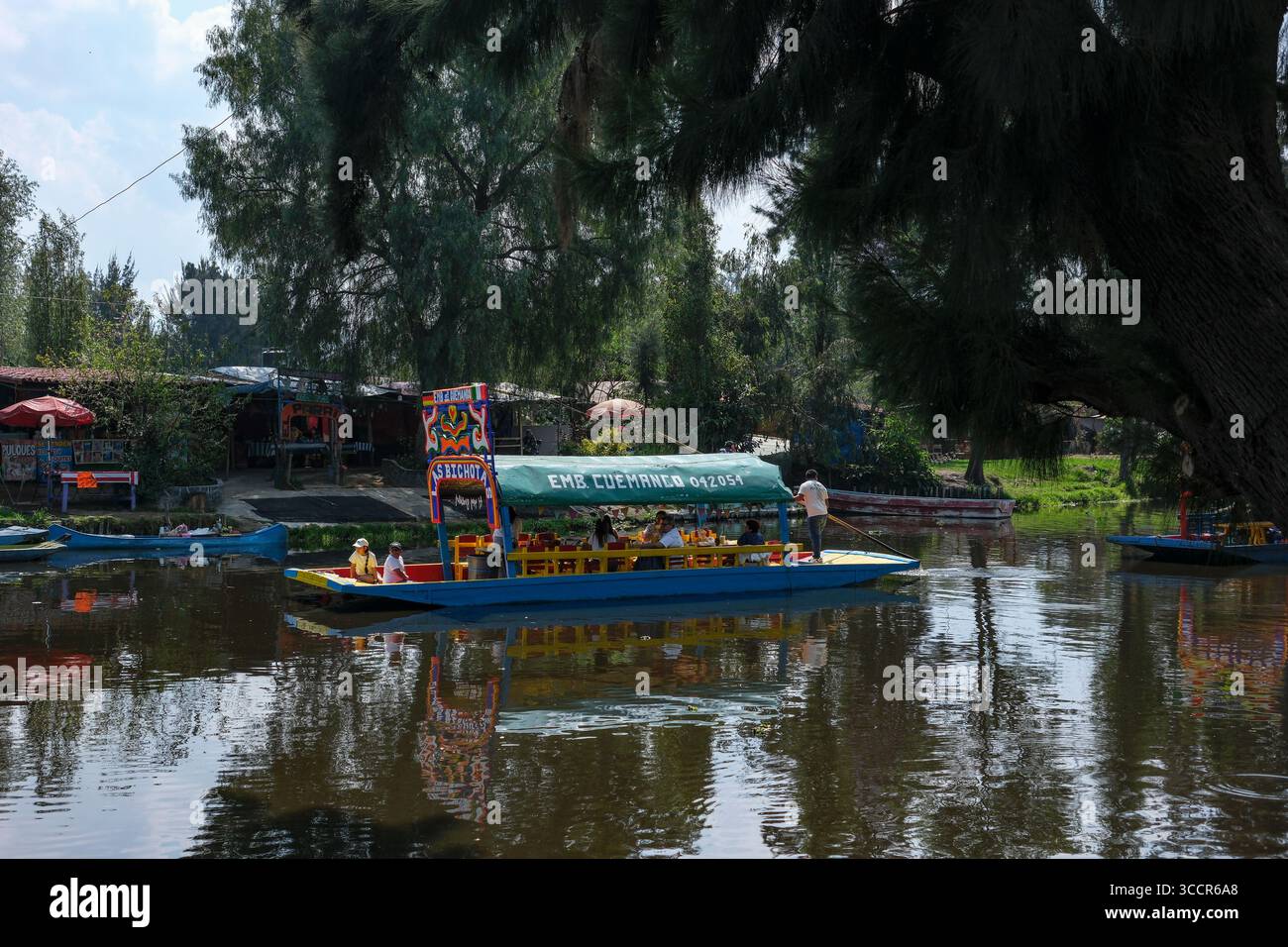 Città del Messico, Messico - 2 febbraio 2025: Barche Trajinera ai canali Xochimilco a città del Messico, Messico. Foto Stock