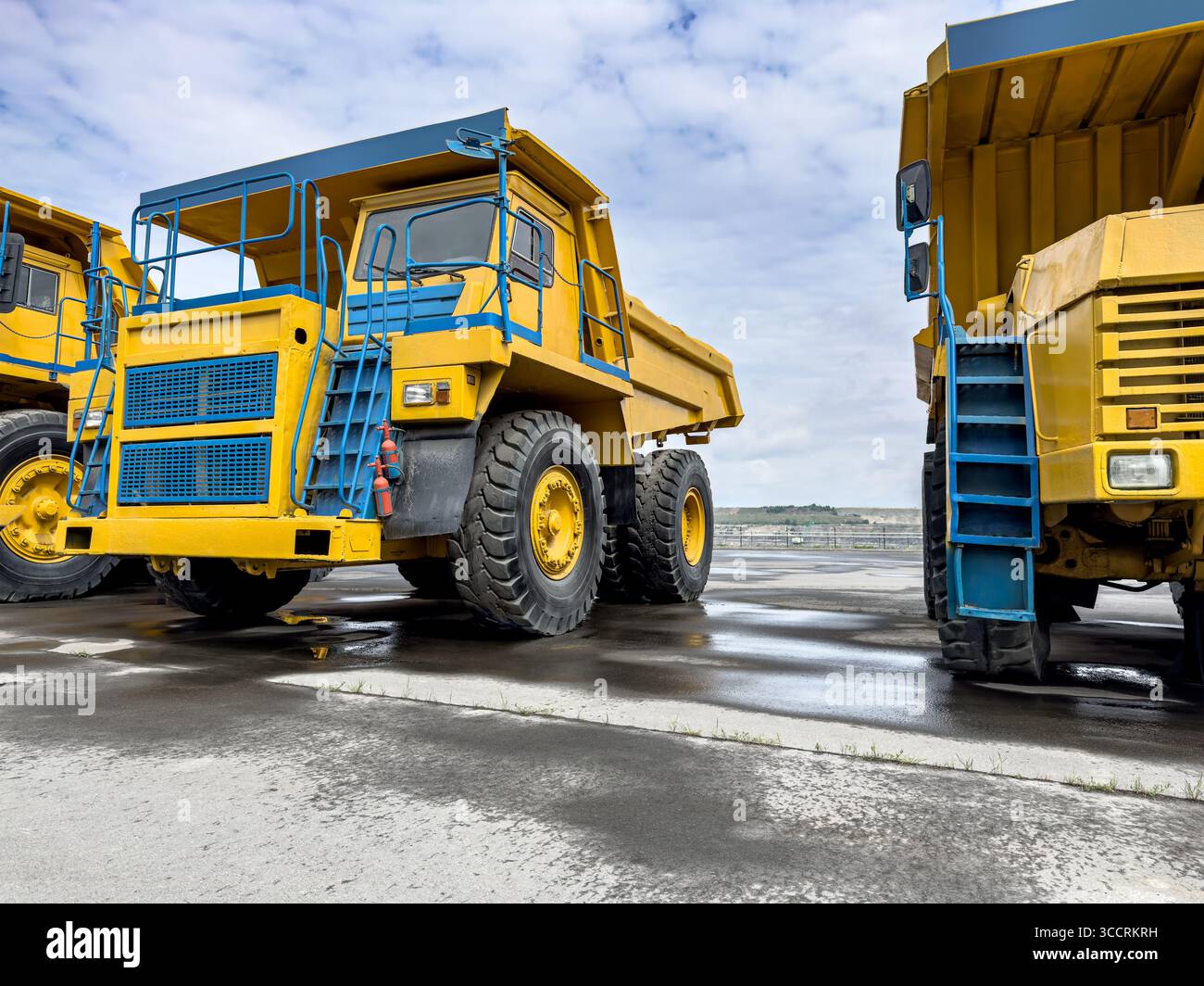 grandi dumper gialli da cava per il trasporto di minerali. macchinari per l'estrazione mineraria. Foto Stock