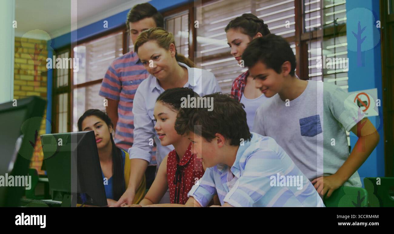 Insegnante in camicetta bianca che guida gli studenti nel laboratorio informatico scolastico, con tastiera e mouse Foto Stock