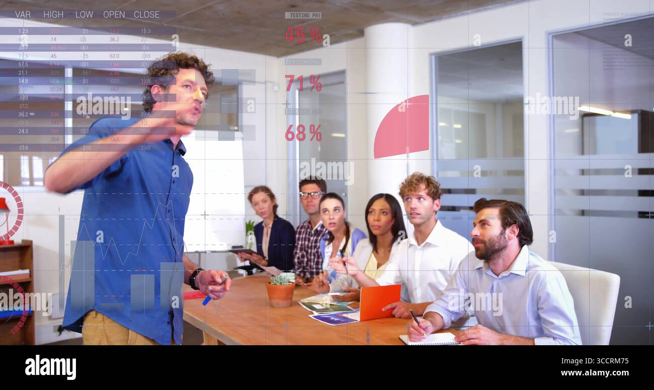 Uomo con camicia blu, pantaloni abbronzati che gestiscono le carte proiettate in sala riunioni, spazio copia Foto Stock