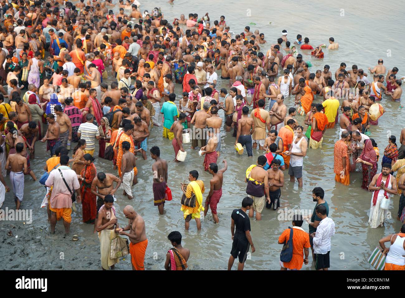 14 ottobre 2023, Babughat, Kolkata, Bengala Occidentale, India. I devoti eseguono il bagno sacro nel fiume Ganga durante la mattinata di Mahalaya per lo spettacolo di Tarpan Foto Stock