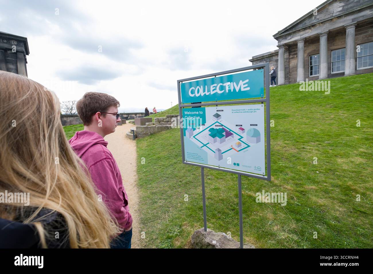 Giovane che guarda la mappa grafica del collettivo su Calton Hill, Edimburgo, Scozia, Regno Unito Foto Stock