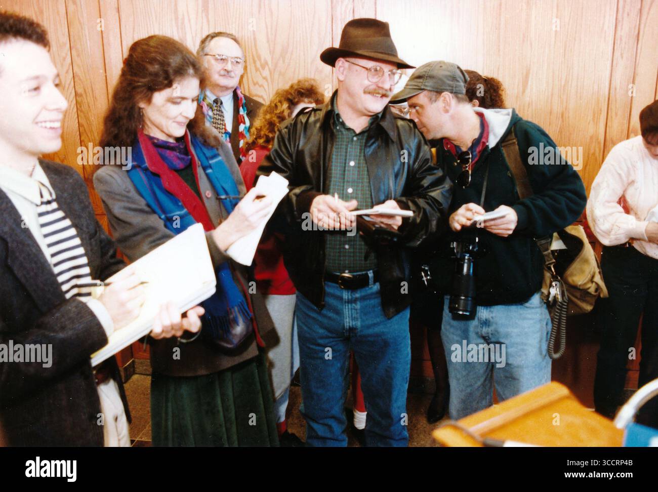 22 luglio 2023, Memphis, Tennessee, Stati Uniti: Il giornalista della Associated Press WOODY BAIRD e la giornalista dell'appello commerciale MARY POWERS riportano una storia a Memphis Tennessee nel 1990’s.. (Immagine di credito: © Karen Focht/ZUMA Press Wire) Foto Stock