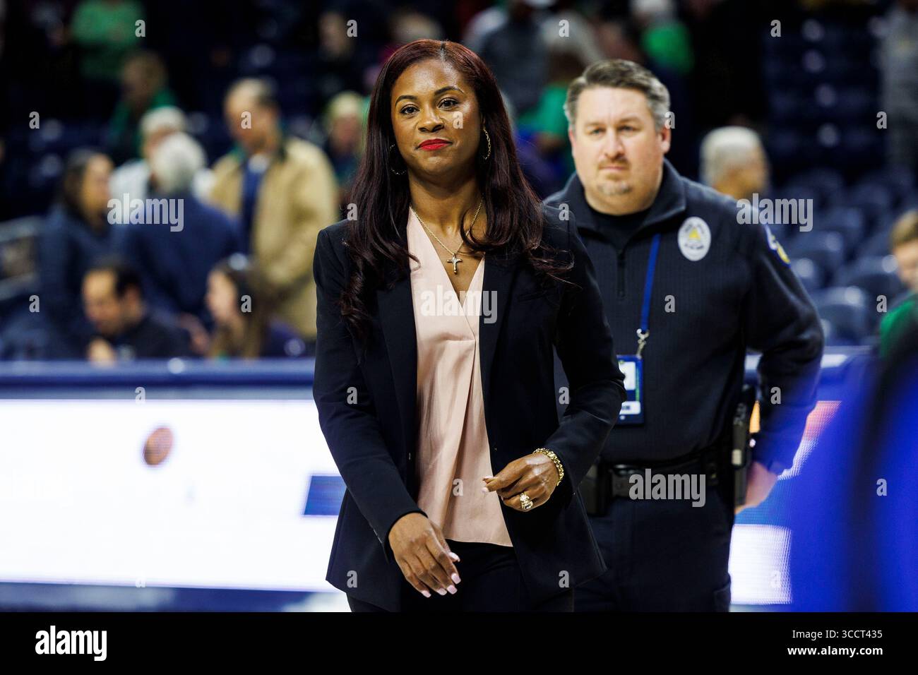 15 novembre 2023: Il capo-allenatore di Notre Dame Niele Ivey esce dal campo dopo l'azione di pallacanestro femminile NCAA tra i Northwestern Wildcats e i Notre Dame Fighting Irish al Purcell Pavilion al Joyce Center di South Bend, Indiana. Notre Dame sconfisse la Northwestern 110-52. John Mersits/CSM. (Immagine di credito: © John Mersits/CSM tramite ZUMA Press Wire) Foto Stock