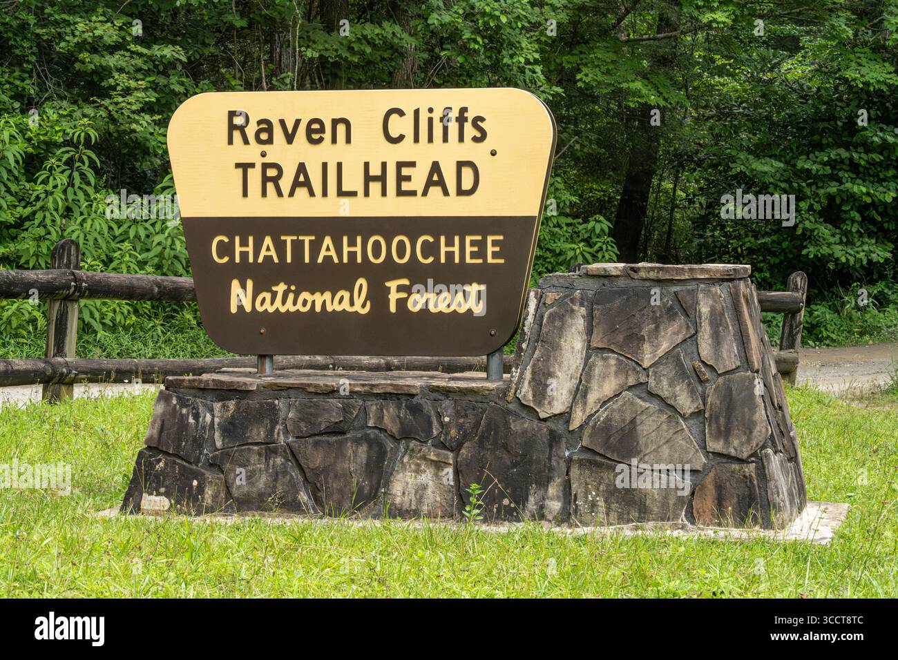 Cartello Raven Cliffs Trailhead nella foresta nazionale di Chattahoochee vicino alla Richard B. Russell Scenic Highway fuori Helen, Georgia. (USA) Foto Stock