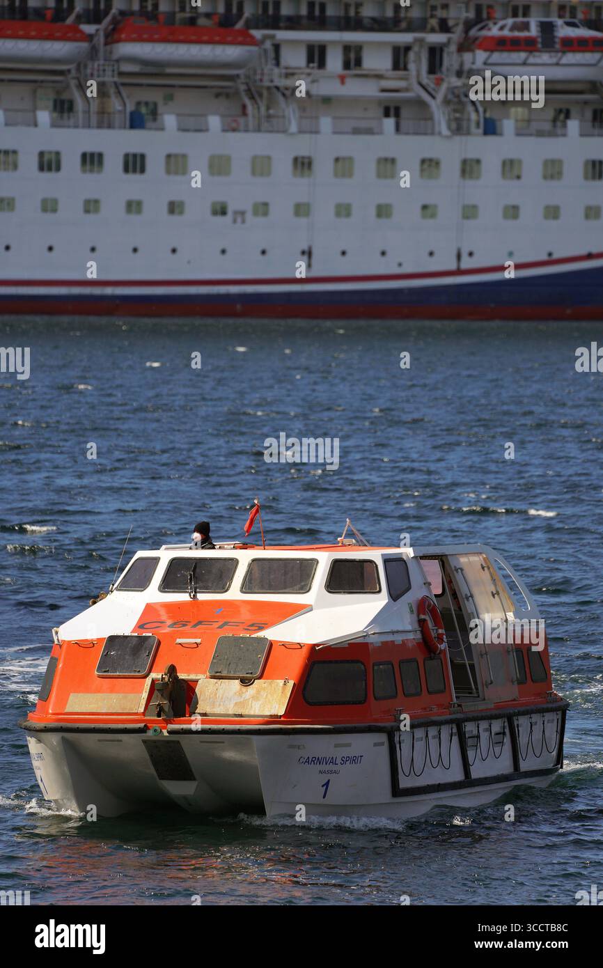 8 maggio 2022, Ketchikan, Alaska, USA: Una nave da trasporto dalla nave da crociera Carnival Spirit si sposta verso City Float l'8 maggio 2022 a Ketchikan, Alaska. (Immagine di credito: © Dustin Safranek/ZUMA Press Wire) Foto Stock