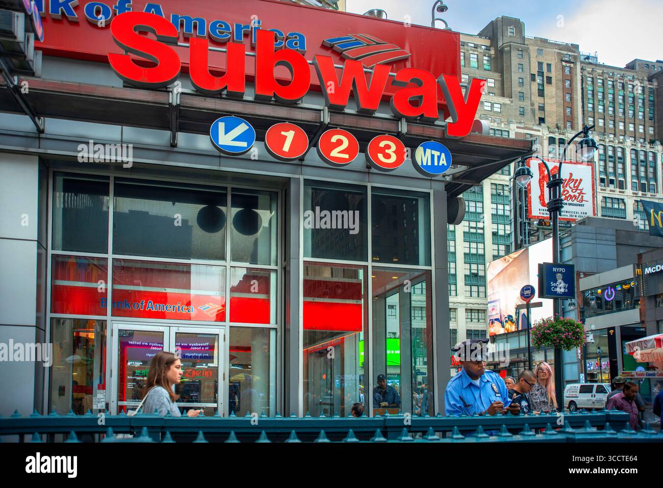 21 agosto 2018, New York, New York, Stati Uniti: New York Subway. Settima strada. Fashion Avenue. Manhattan. STATI UNITI. Quasi trenta milioni di visitatori all'anno passano attraverso questa zona di â€‹â€‹Manhattan, e la maggior parte lo fa di notte , quando i suoi spettacoli migliori . La TV enorme e centinaia di insegne al neon pubblicizzano tutti i tipi di prodotti e spettacoli al suono delle cabine gialle che sfrecciano . Così chiamato perché gli uffici del New York Times sono stati collocati qui nel 1904. C'è stato un tempo in cui prostituzione, droga e crimine erano sinonimo di Times Square oggi è diventato pieno di teatri, auditorium, hotel e sontuoso riposo Foto Stock