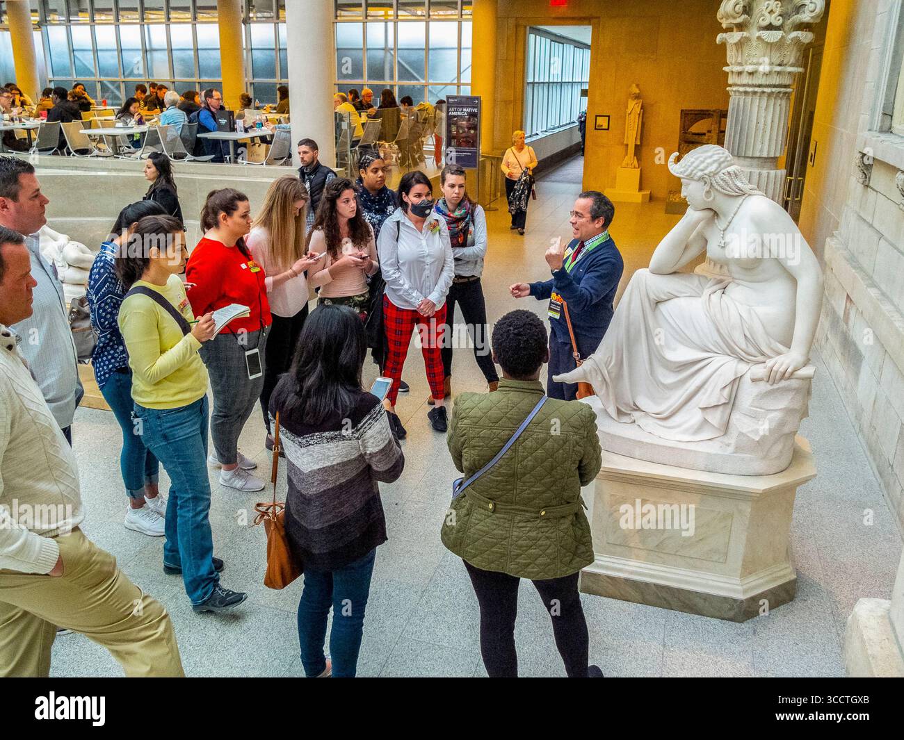 9 aprile 2019: Una guida al Metropolitan Museum of Art di New York, American Wing, tiene conferenze a un gruppo sulla plazasculpture del 1861 "The Libyan Sibyl" di William Wetmore Story (Credit Image: © Spencer Grant/ZUMA Press Wire) Foto Stock