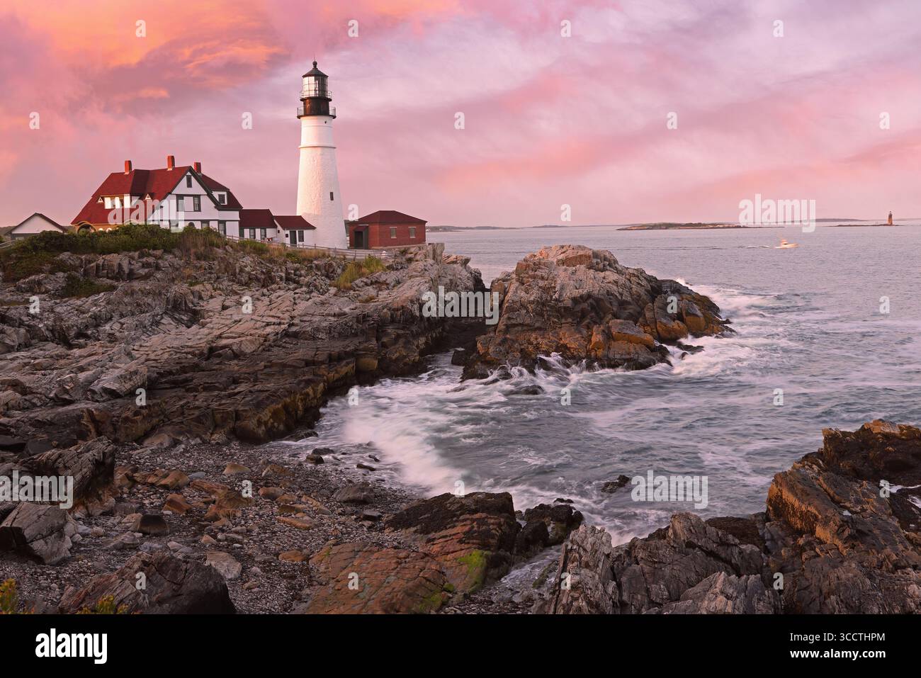 Portland Head Light al tramonto circondato da onde e scogliere spettacolari, Maine, Stati Uniti Foto Stock