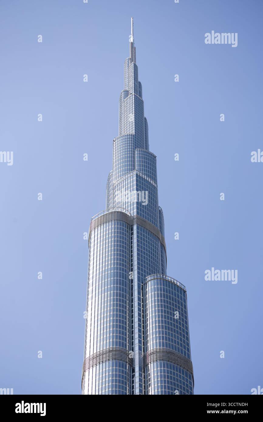 Il Burj Khalifa è un grattacielo alto con un'altezza di 828 metri a Dubai, Emirati Arabi Uniti, l'edificio più alto e multipiano del mondo, oltre a t Foto Stock Il Burj Khalifa è un grattacielo alto con un'altezza di 828 metri a Dubai, Emirati Arabi Uniti, l'edificio più alto e multipiano del mondo, oltre a t Foto Stock