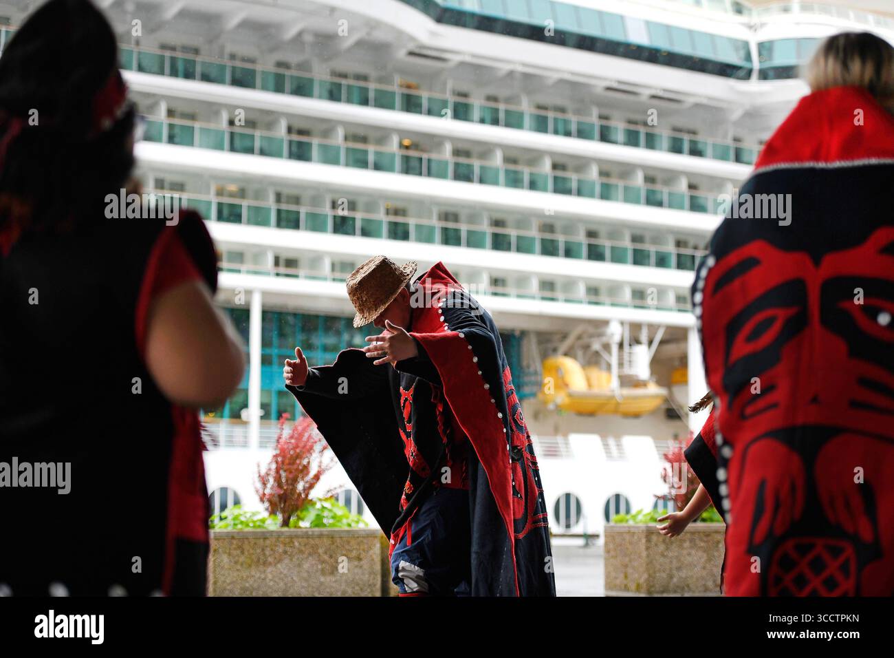 9 luglio 2021, Ketchikan, Alaska, Stati Uniti: Il gruppo di danza Cape Fox si esibisce all'arrivo della nave da crociera Royal Caribbean International Radiance, Serenade of the Seas, il 9 luglio 2021 all'ormeggio 4 a Ketchikan, Alaska. La Serenata dei mari è la prima grande nave da crociera a visitare Ketchikan dall'ottobre 2019 - prima dell'inizio della pandemia di Covid 19. La nave di 962 piedi è in un breve viaggio di prova di andata e ritorno tra Seattle e Ketchikan prima di iniziare regolari viaggi di andata e ritorno di una settimana tra Seattle e il sud-est dell'Alaska il 19 luglio. (Immagine di credito: © Dustin Safranek/ZUMA Press Wire) Foto Stock