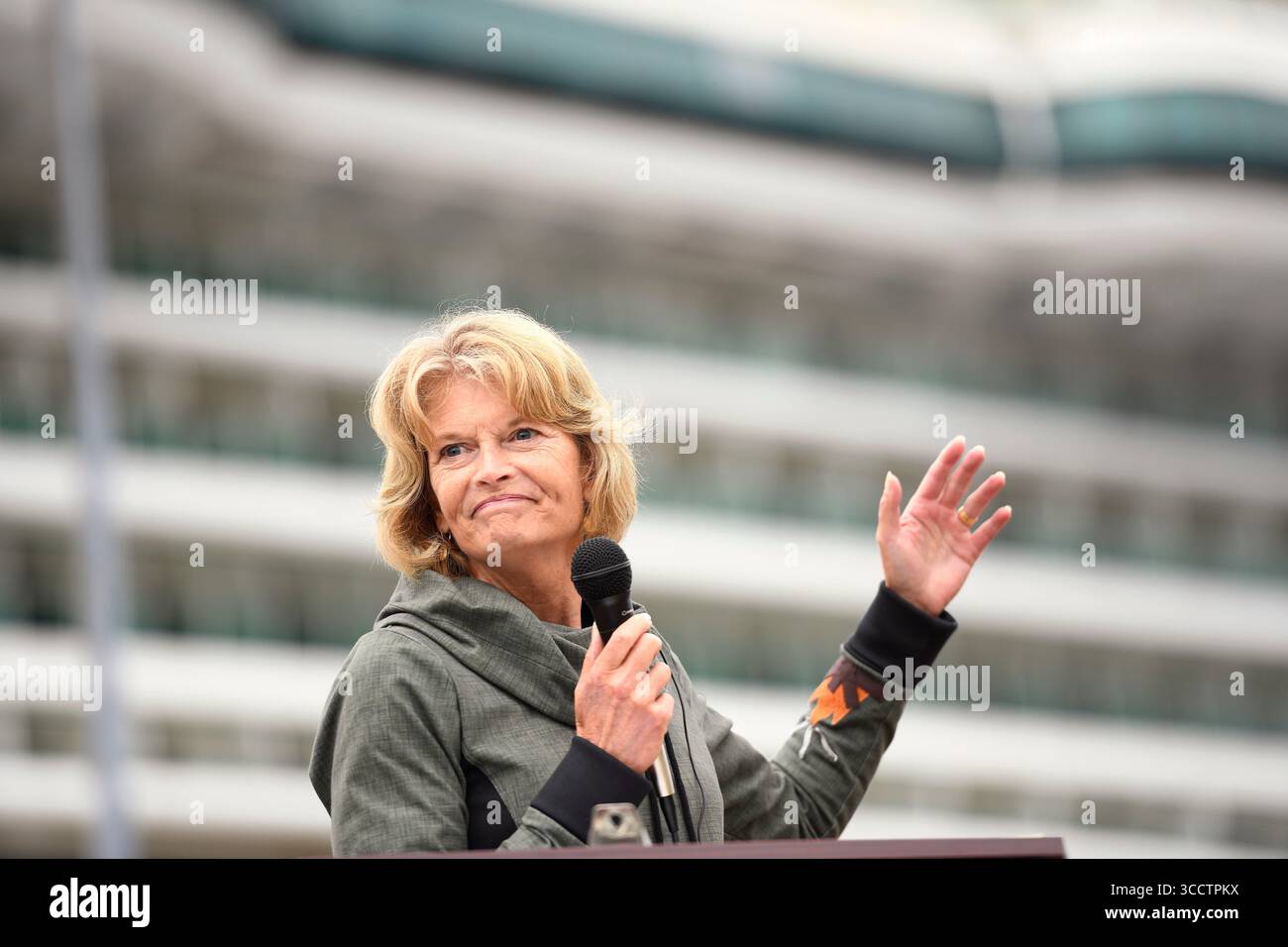 9 luglio 2021, Ketchikan, Alaska, USA: Il Sen. Lisa Murkowski, R-Alaska, parla all'arrivo della prima nave da crociera dall'inizio della pandemia di Covid-19 il 9 luglio 2021 durante una cerimonia di benvenuto per la nave da crociera Royal Caribbean International di classe radiante Serenade of the Seas all'ormeggio 4 a Ketchikan, Alaska. (Immagine di credito: © Dustin Safranek/ZUMA Press Wire) Foto Stock