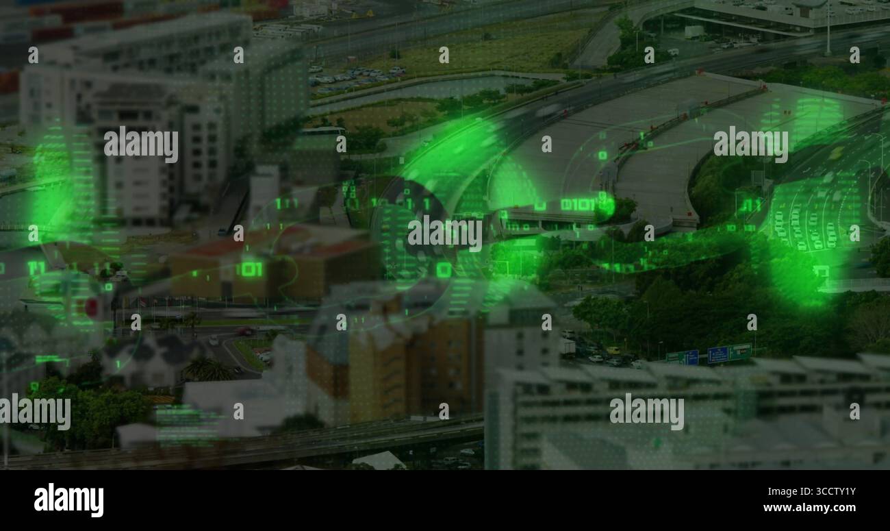 Evidenziando lo svincolo dell'autostrada aerea che si snoda attraverso fitti blocchi cittadini, con sovrapposizioni con codice verde Foto Stock