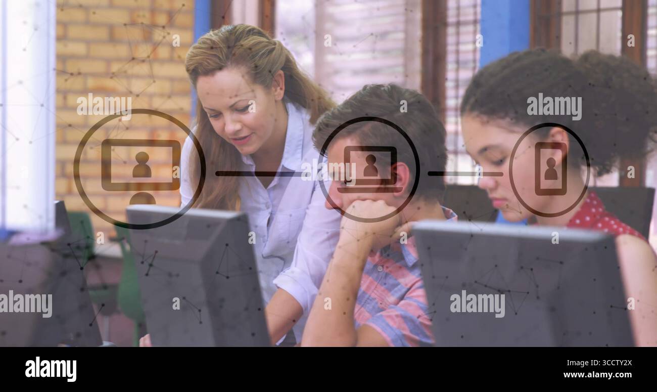 Insegnante donna pendente che guida gli studenti al laboratorio di computer, con sovrapposizione di rete, spazio di copia Foto Stock