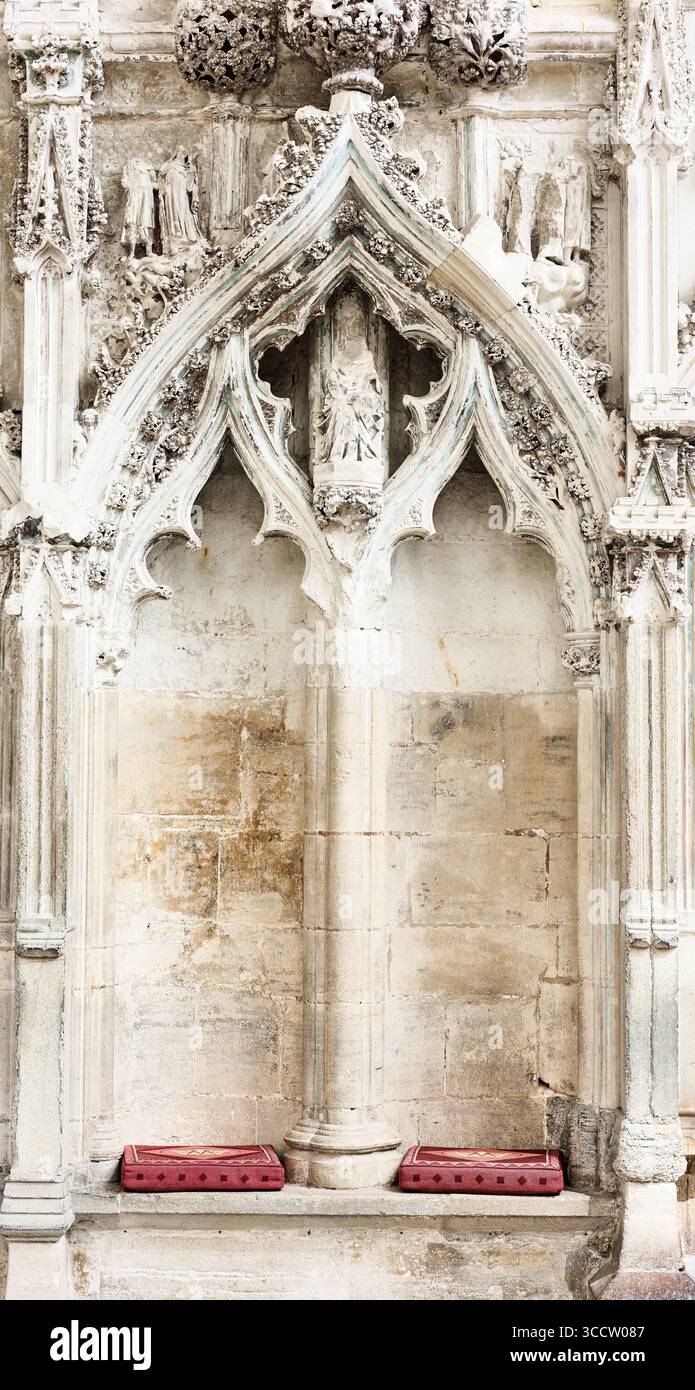 Sede decorativa ad arco nella Lady Chapel della cattedrale cristiana di Ely, Inghilterra. Foto Stock
