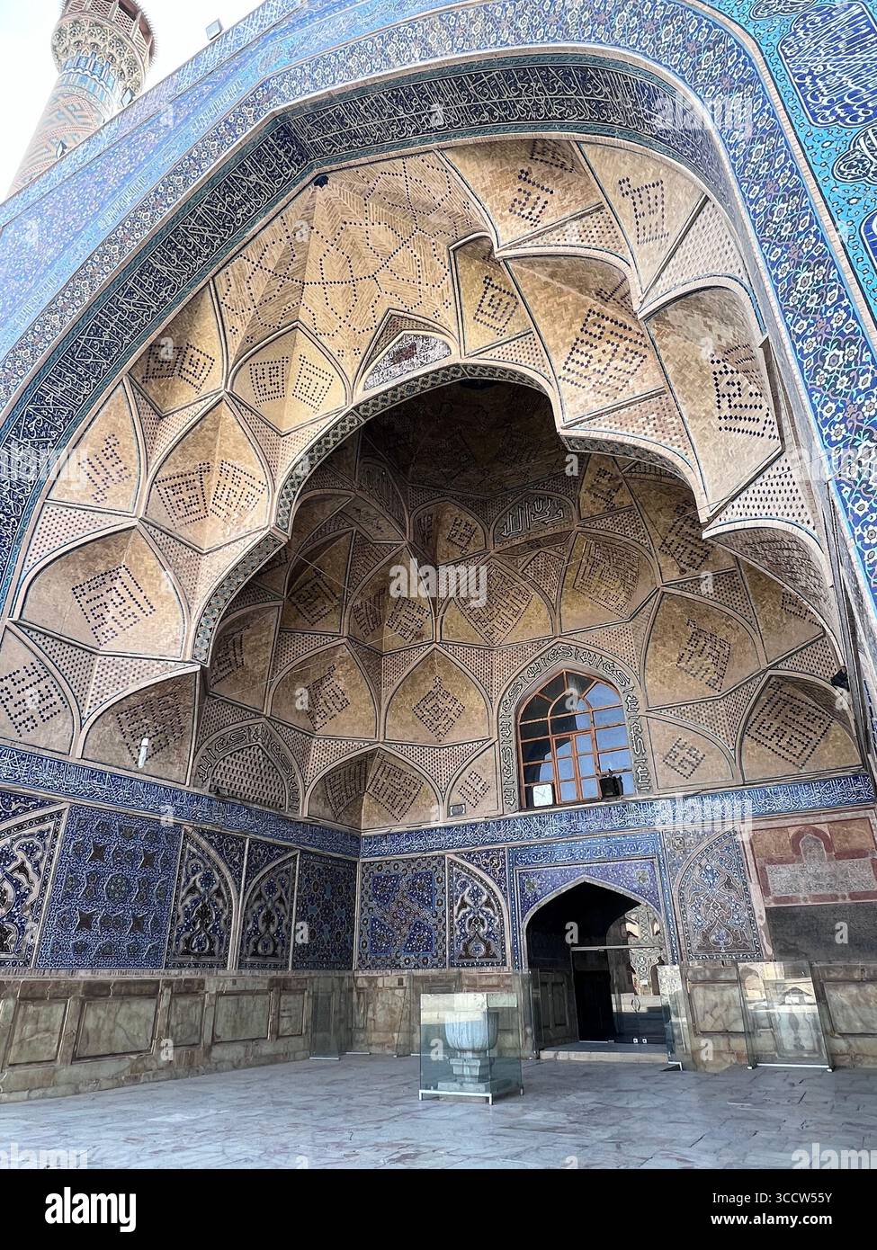 Intricate lavorazioni di piastrelle e grande iwan della Moschea dello Scià a Isfahan, Iran, un capolavoro di architettura persiano-islamica dell'era safavide. Foto Stock