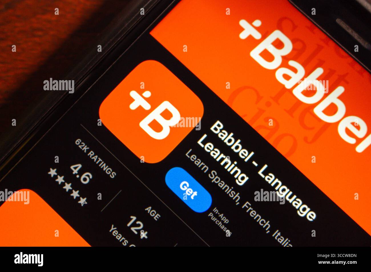 Primo piano della pagina dell'applicazione per l'apprendimento delle lingue Babbel nell'app store per dispositivi mobili che mostra logo, classificazione, limiti di età e opzione di download. Foto Stock