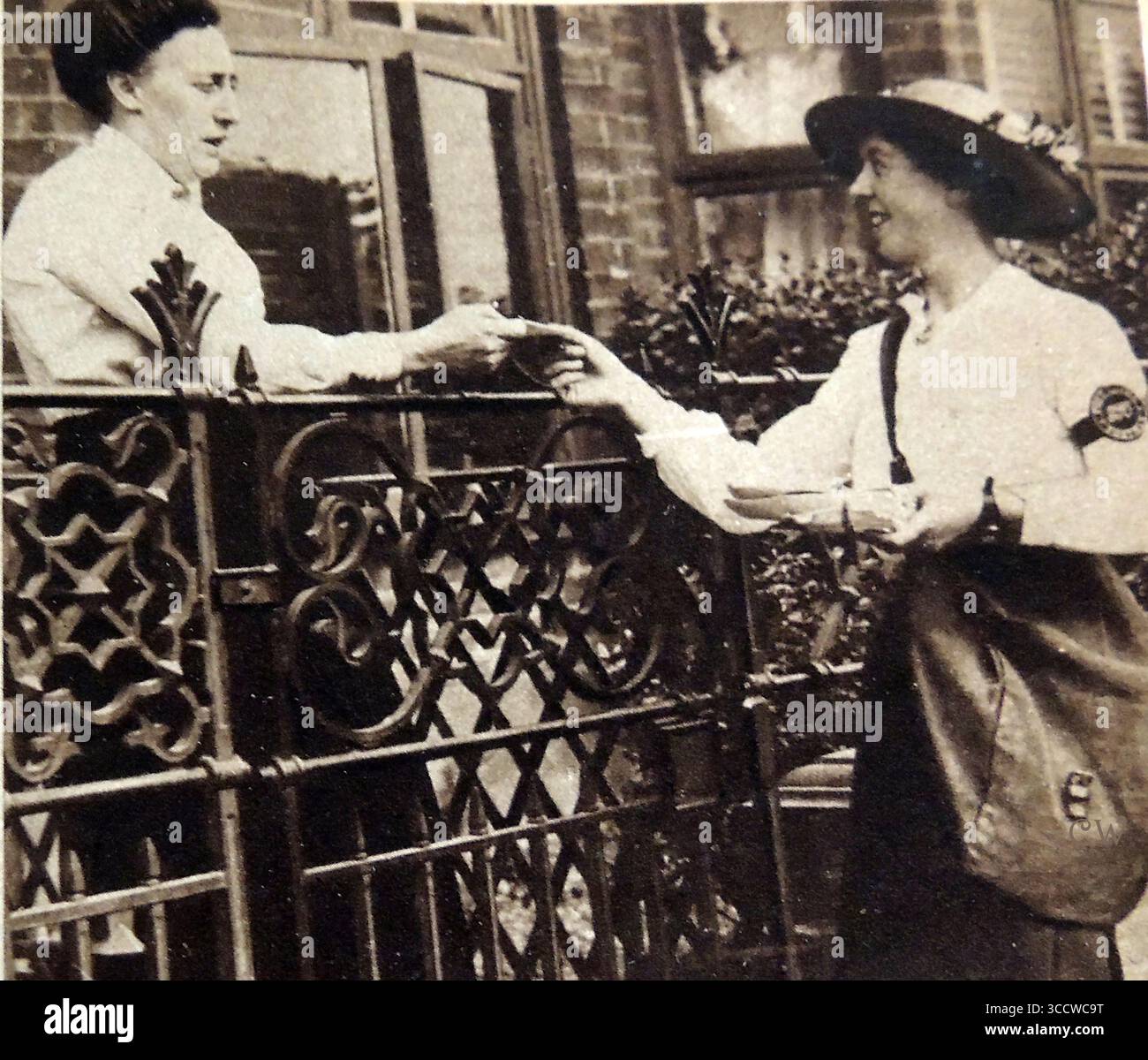 DONNE AL LAVORO NELLA PRIMA GUERRA MONDIALE --- Una donna che svolge il lavoro di postino con un brassard ufficiale (fascia da braccio). Foto Stock