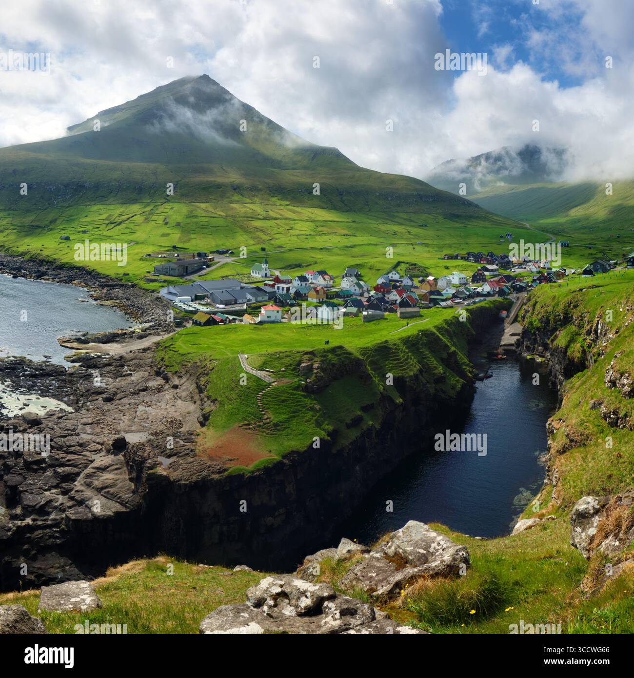 Gola naturale del porto vicino all'idilliaco villaggio di Gjogv, il villaggio più settentrionale di Eysturoy, isole Faroe Foto Stock
