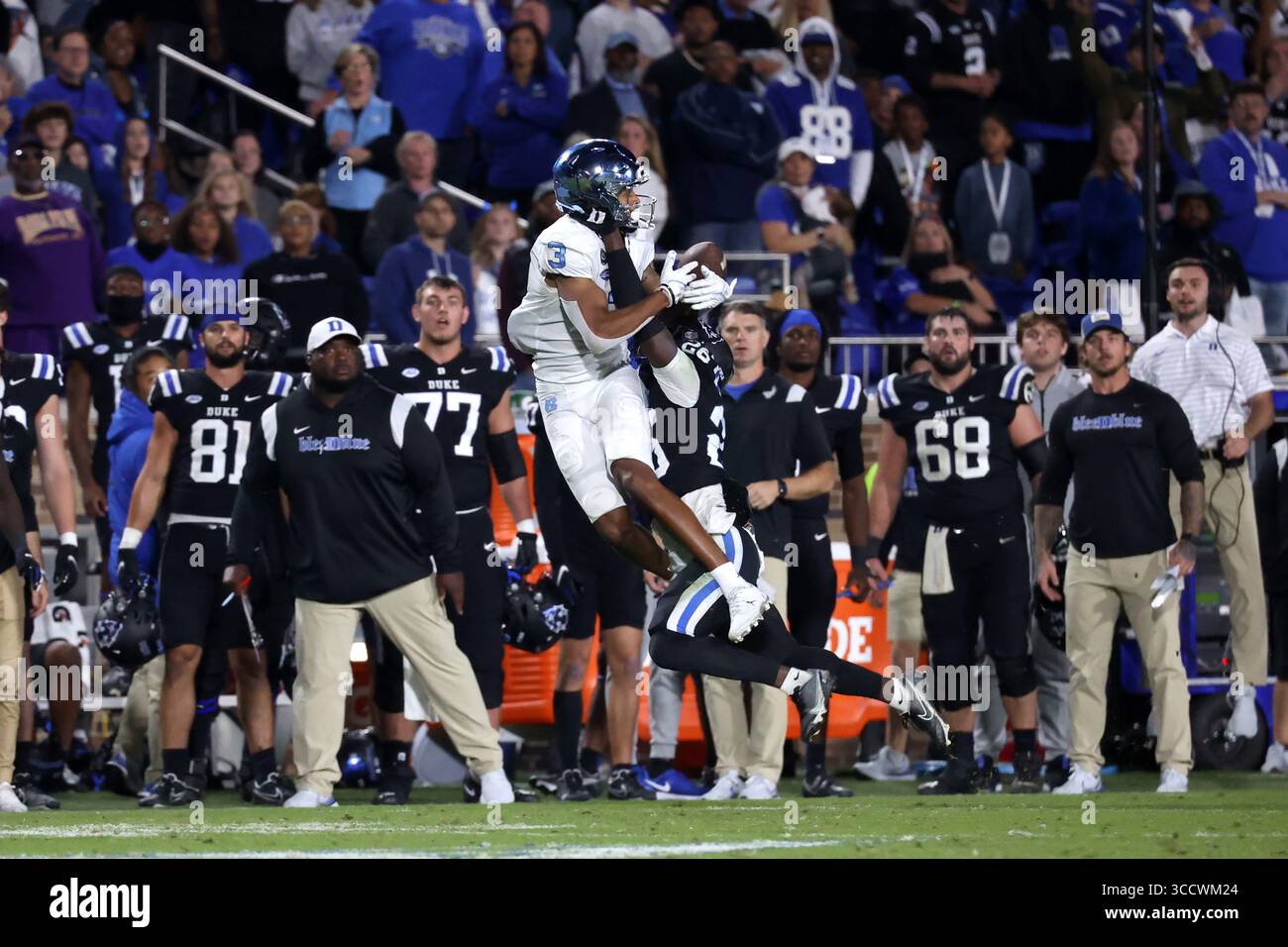 15 ottobre 2022, Durham, NC, Stati Uniti: DURHAM, NC - 15 OTTOBRE: Joshua Pickett n. 26 della Duke University interrompe un tentativo di passaggio ad Antoine Green n. 3 della University North Carolina durante una partita tra North Carolina e Duke al Wallace Wade Stadium il 15 ottobre 2022 a Durham, Carolina del Nord. (Immagine di credito: © Andy Mead/ISIPhotos via ZUMA Press Wire) Foto Stock