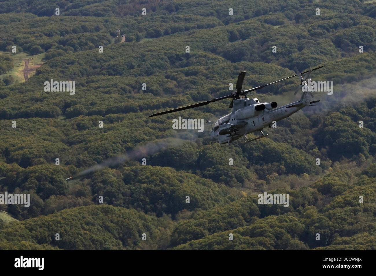 6 ottobre 2022, Yausubetsu Maneuver area, Hokkaido, Giappone: Un elicottero da attacco Viper dei Marines statunitensi AH-1Z con il Marine Light Attack Helicopter Squadron 469 spara missili AGM-65 Maverick contro un bersaglio durante l'esercitazione congiunta Resolute Dragon 22 presso Yausubetsu Maneuver area, 6 ottobre 2022 a Hokkaido, Giappone. Resolute Dragon 22 è un esercizio bilaterale annuale progettato per rafforzare le capacità difensive dell'Alleanza USA-Giappone. (Immagine di credito: © Cpl. Lorenzo Ducato/U.S. Marine/Planet Pix tramite filo ZUMA Press) Foto Stock