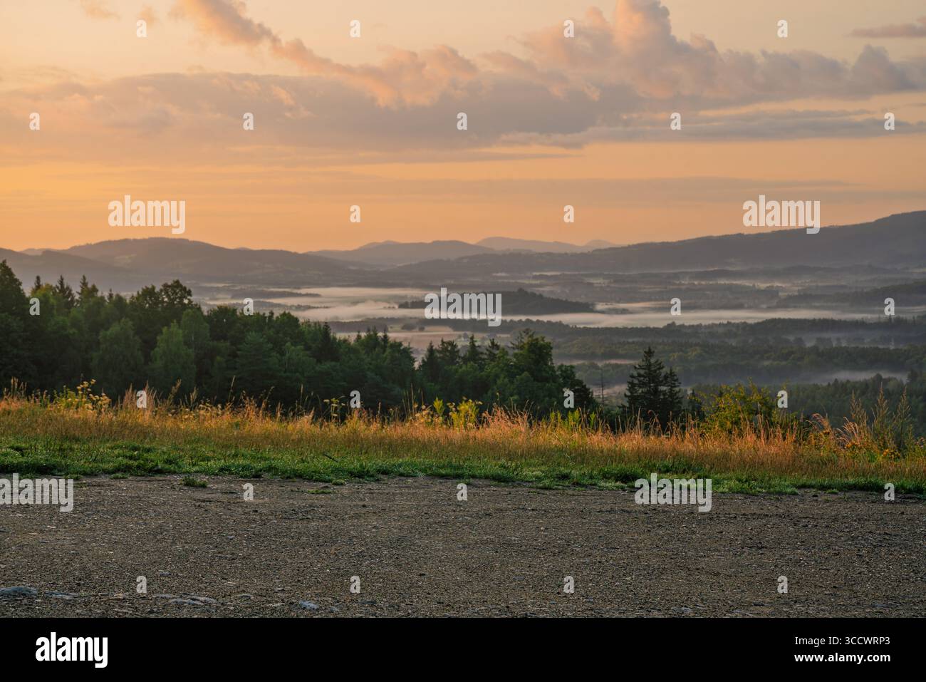 Ghiaia sulle montagne all'alba.profondità di campo ridotta.immagine per contropiastre CGI. Foto Stock