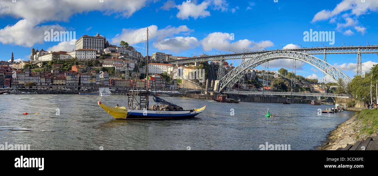 Rabelas, barche tradizionali, sul Rio Douro sotto il ponte Luis i a Porto, Portogallo. Foto Stock