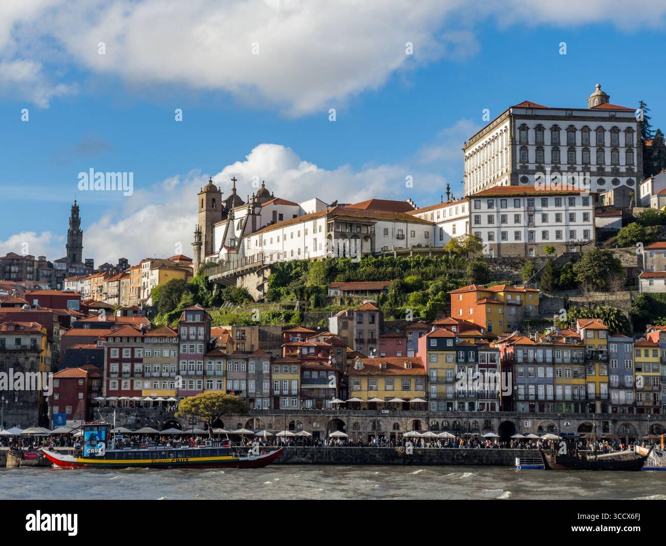 Vista sul Rio Douro verso la città vecchia di Porto, Portogallo. Foto Stock