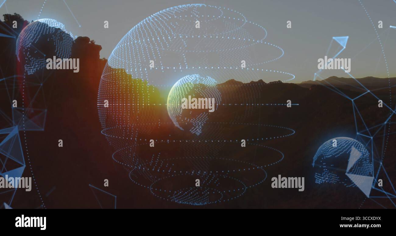 Tre globi a reticolo che si illuminano di punti blu sopra la cresta della montagna al tramonto, con nodi Foto Stock