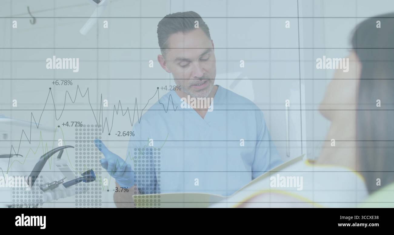 Consultare il dentista in blu per esaminare la cartella con il paziente nella sala di trattamento Foto Stock