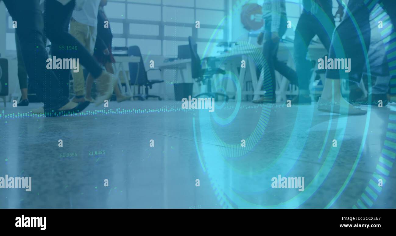 Spostamento delle gambe dei lavoratori attraverso un ufficio open space, con mobili, finestre a griglia e rivestimento blu Foto Stock