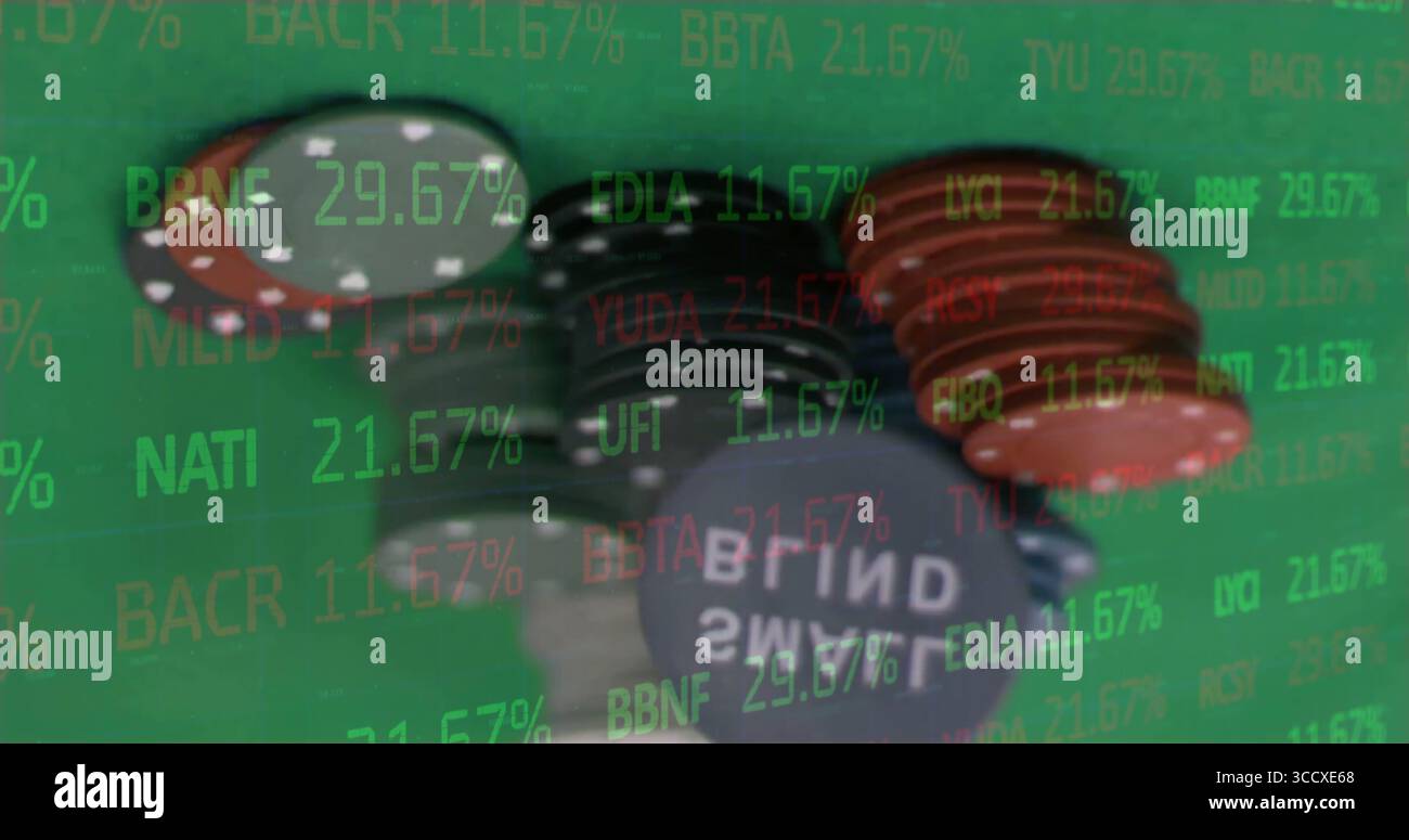 Mostrando pile di chip di poker rosso, nero e grigio sotto la copertura trasparente del ticker sul tavolo in feltro verde Foto Stock