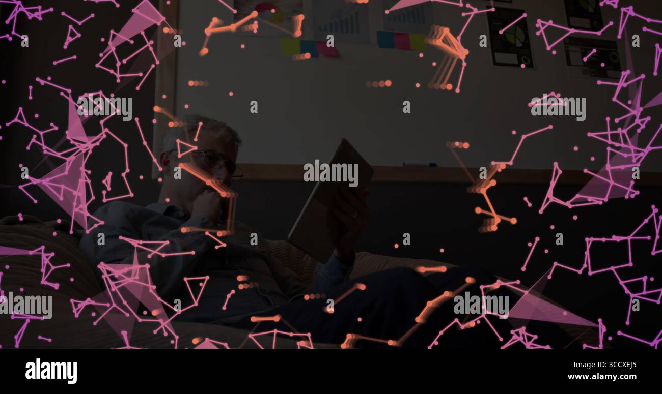 Rivedere il tablet mentre si appoggia il gomito sul braccio del lettino nella sala d'ufficio, con grafica di rete mobile Foto Stock