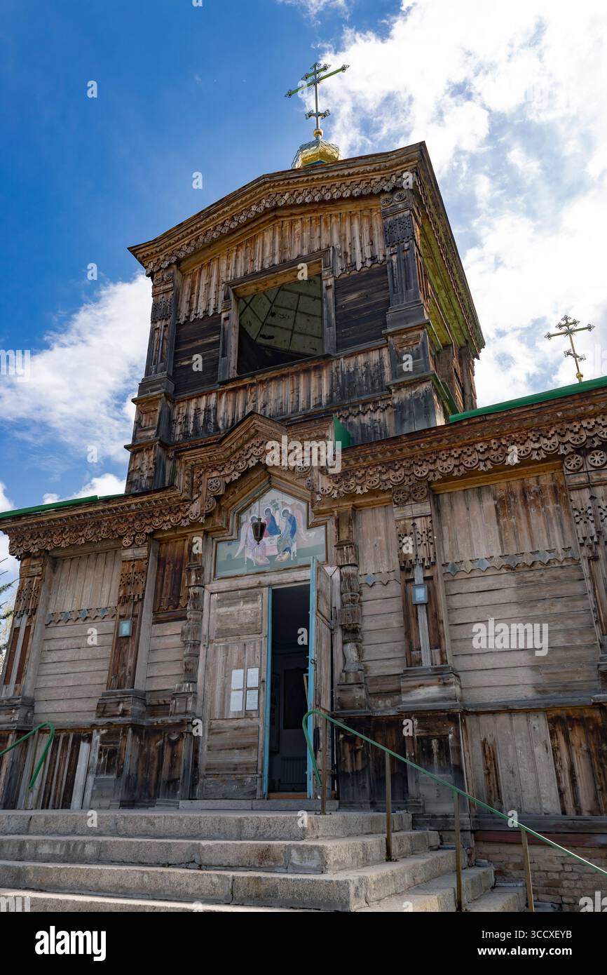 Ingresso alla Chiesa di legno, alla Cattedrale della Santissima Trinità nella città di Karakol, Kirghizistan. Foto Stock