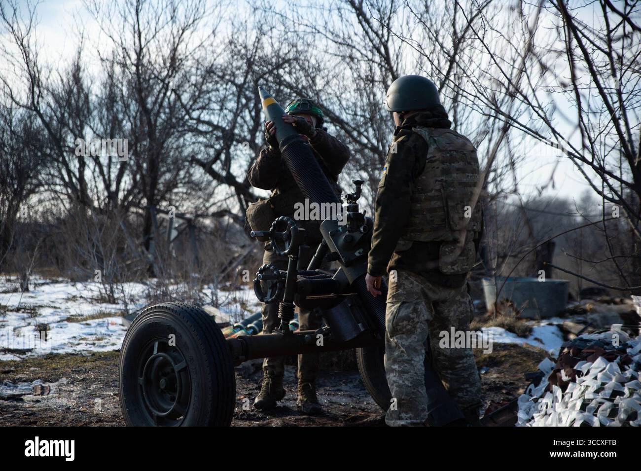 3 febbraio 2023, Kiev, Oblast di Donetsk, Ucraina: Un equipaggio di mortai ucraino spara un mortaio francese nelle posizioni russe nel Donbas. L'artiglieria e i sistemi di mortai stranieri sono stati utilizzati lungo la linea del fronte per respingere le forze russe. (Immagine di credito: © Madeleine/ZUMA Press Wire) Foto Stock