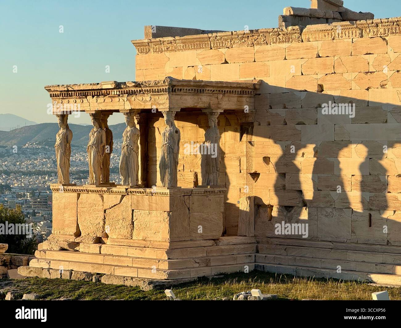 Il Portico delle Cariatidi presso l'Acropoli di Atene, caratterizzato da iconiche colonne in pietra antiche scolpite come figure femminili. - Immagine stock catturata con smartphone