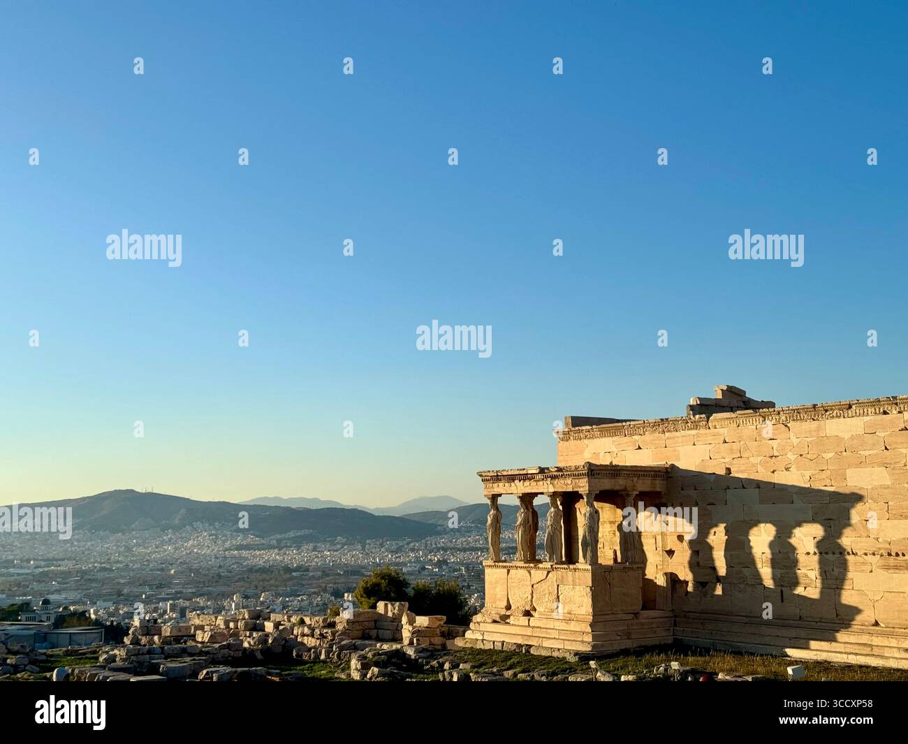 Il Portico delle Cariatidi presso l'Acropoli di Atene, caratterizzato da iconiche colonne in pietra antiche scolpite come figure femminili. - Immagine stock catturata con smartphone