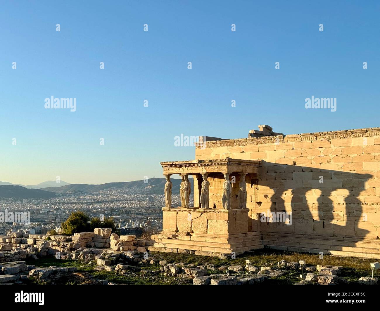 Il Portico delle Cariatidi presso l'Acropoli di Atene, caratterizzato da iconiche colonne in pietra antiche scolpite come figure femminili. - Immagine stock catturata con smartphone