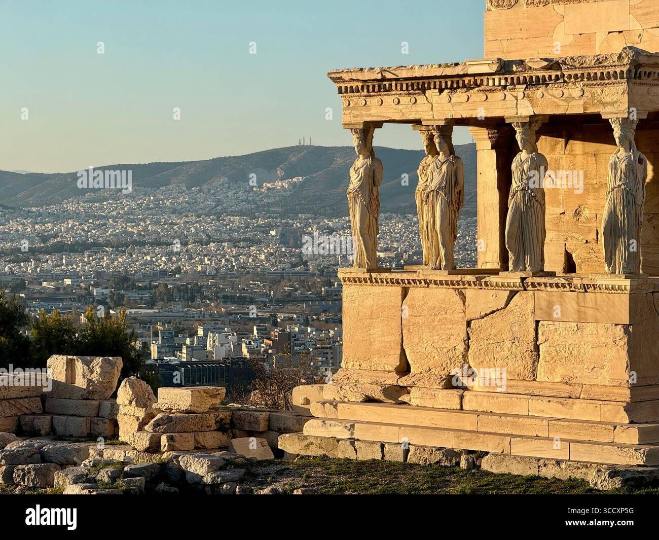 Il Portico delle Cariatidi presso l'Acropoli di Atene, caratterizzato da iconiche colonne in pietra antiche scolpite come figure femminili. - Immagine stock catturata con smartphone