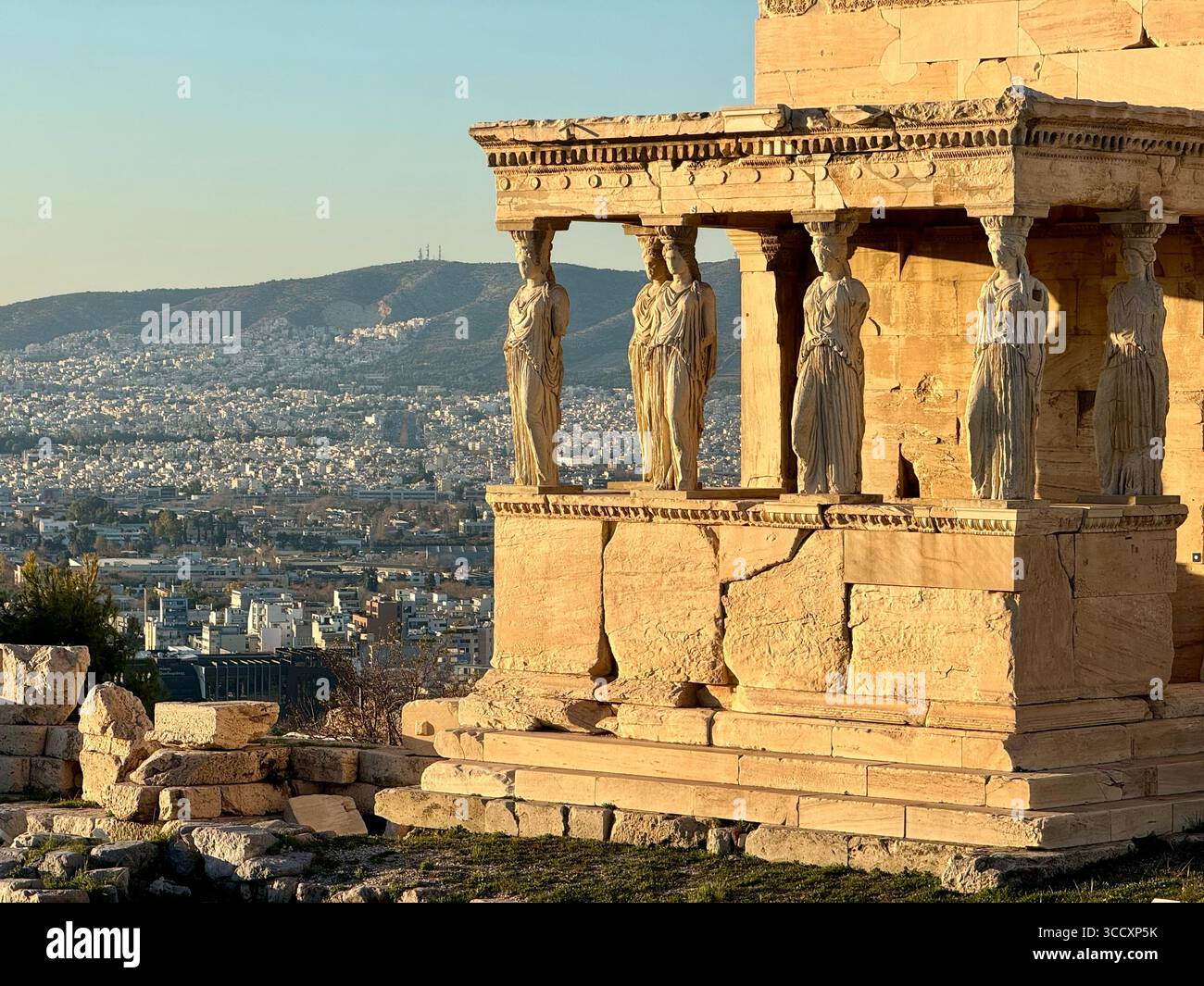 Il Portico delle Cariatidi presso l'Acropoli di Atene, caratterizzato da iconiche colonne in pietra antiche scolpite come figure femminili. - Immagine stock catturata con smartphone