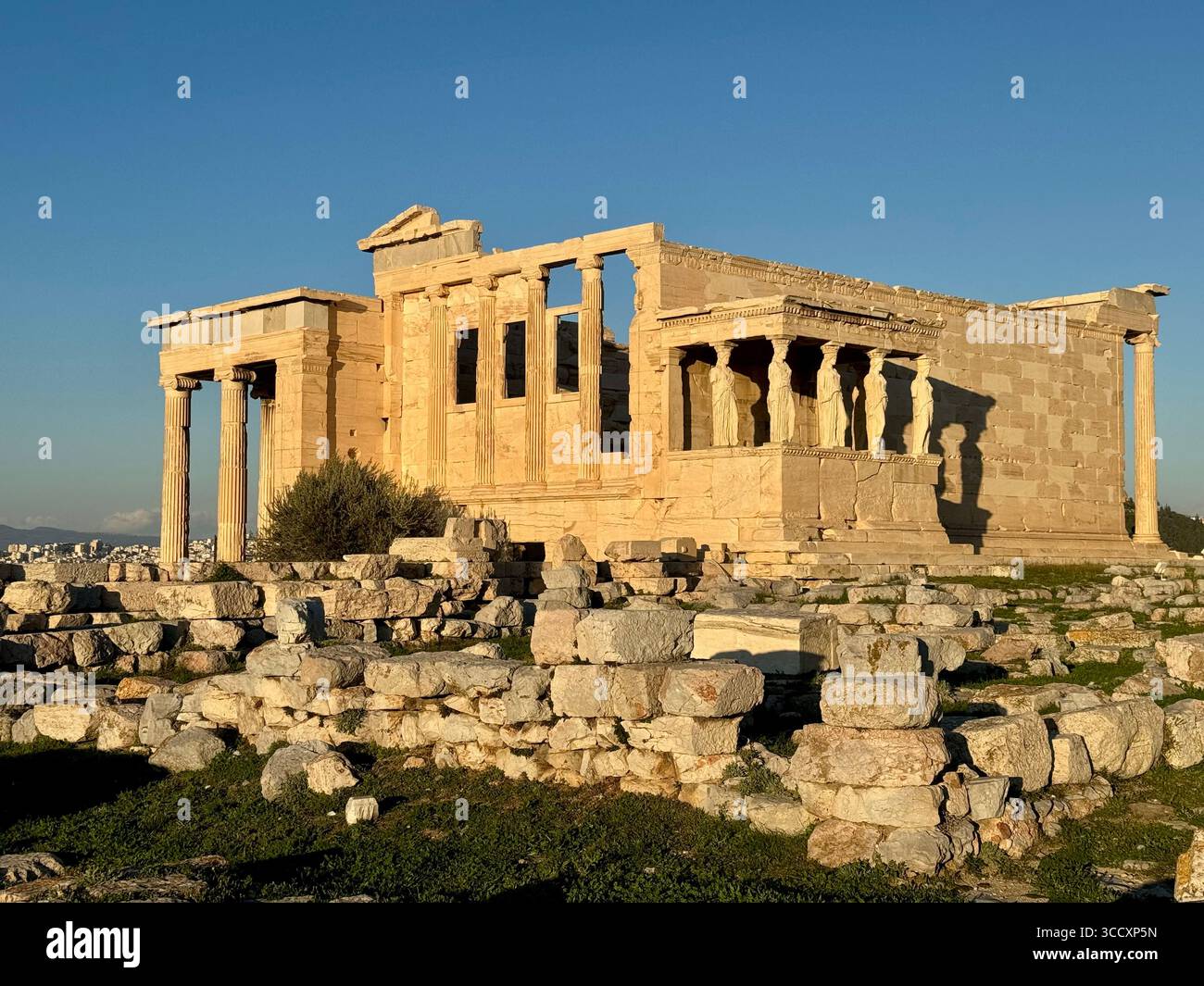 Il Portico delle Cariatidi presso l'Acropoli di Atene, caratterizzato da iconiche colonne in pietra antiche scolpite come figure femminili. - Immagine stock catturata con smartphone