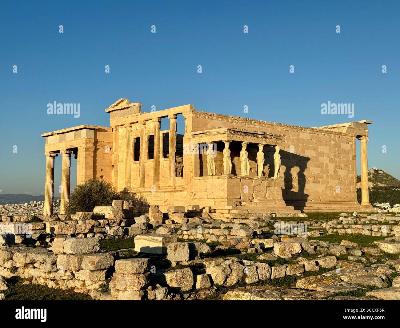 Il Portico delle Cariatidi presso l'Acropoli di Atene, caratterizzato da iconiche colonne in pietra antiche scolpite come figure femminili. - Immagine stock catturata con smartphone
