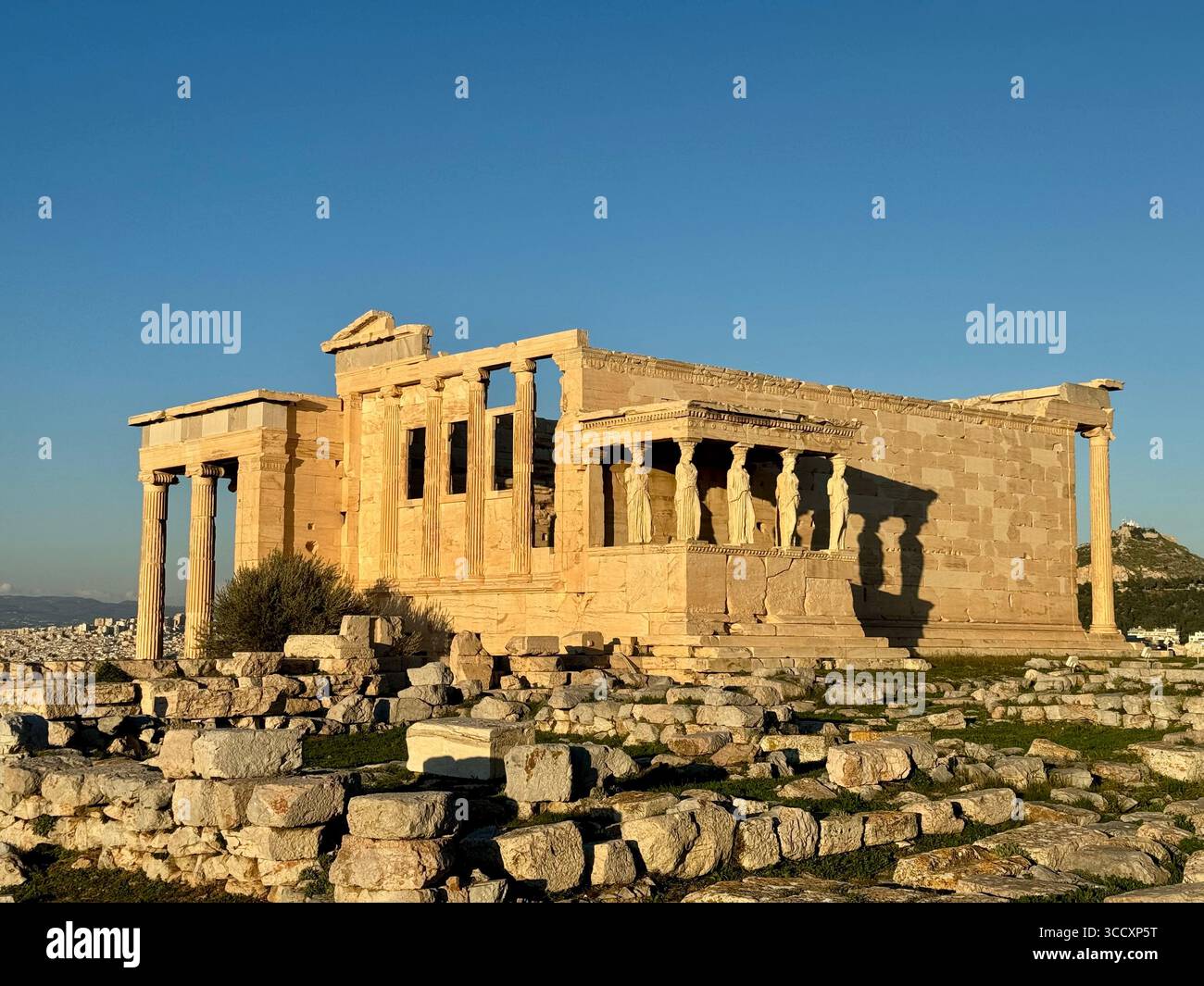 Il Portico delle Cariatidi presso l'Acropoli di Atene, caratterizzato da iconiche colonne in pietra antiche scolpite come figure femminili. - Immagine stock catturata con smartphone