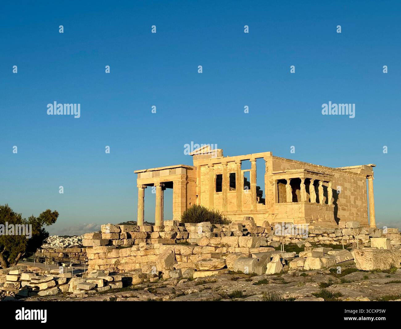 Il Portico delle Cariatidi presso l'Acropoli di Atene, caratterizzato da iconiche colonne in pietra antiche scolpite come figure femminili. - Immagine stock catturata con smartphone