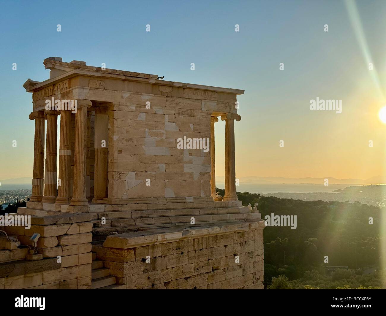 La porta Beulé all'ingresso dell'Acropoli è immersa nella calda luce dorata del sole al tramonto. - Immagine stock catturata con smartphone